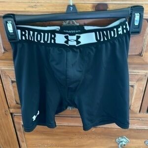 Under Armour Boy’s Black Athletic Shorts Size Youth Medium EUC